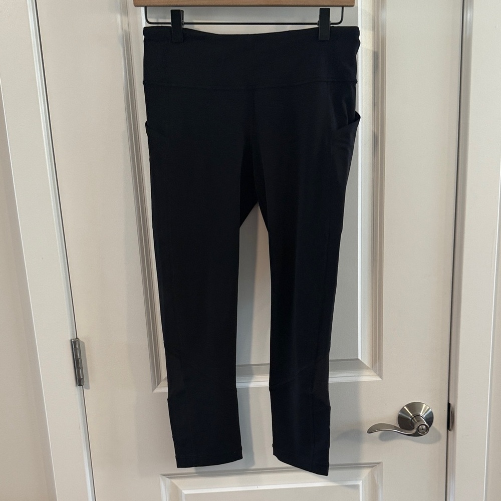 Lululemon Legggings, cropped, mid rise. Women’s size 6.